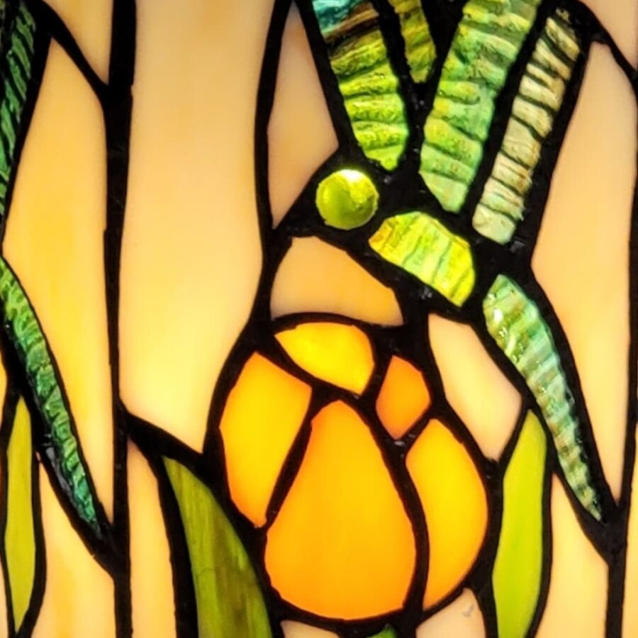 Kleurrijke stained glass lamp met bloemenmotief, handgemaakt, sfeervolle verlichting voor interieur decoratie.