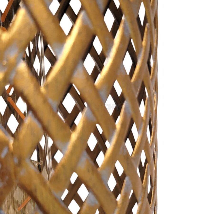 Metalen lantaarn met een opengewerkte geruite patroon, traditionele LICHY lampen voor binnen- en buitengebruik, uitgevoerd in de kleur goud, perfecte decoratie voor sfeervolle verlichting, handgemaakt ontwerp.