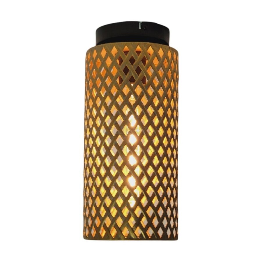 Decoratieve houten vloerlamp met geperforeerd patroon voor sfeervol licht, perfect voor interieur en tuinaccessoires.