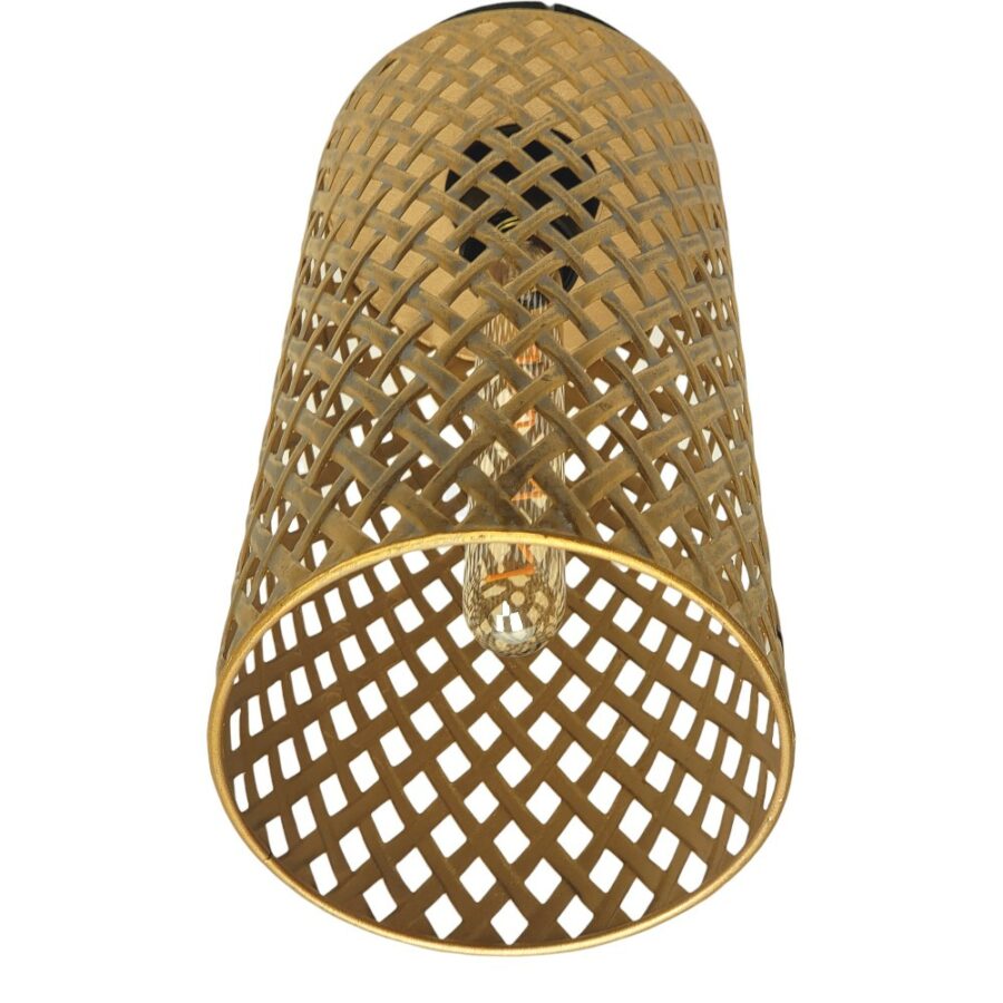 Mooie rieten plafondlamp met warm gouden accent, perfect voor sfeervolle woon- en eetkamers.