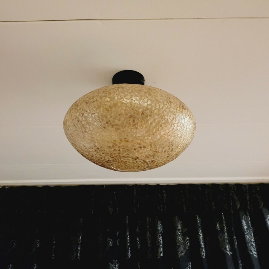 Rustieke plafondlamp met een natuurkleurige, rieten uitstraling, perfect voor sfeerlicht in elke woonkamer of eetkamer.