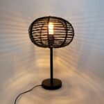 Vintage houten kandelaars lamp met warm licht en sfeervolle verlichting in woon- en slaapkamerdecor.