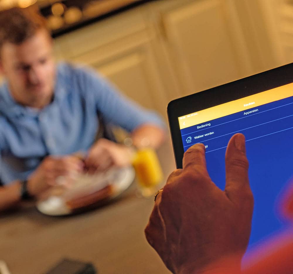 Modern hanglamp met tijdsbesturing en dimfunctie, elegante design voor comfortabele sfeer in elk interieur.