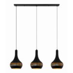 Eettafel hanglamp met drie zwarte en houten accenten, modern design voor een warme sfeer.