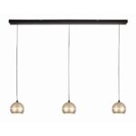 3. Modern hanglamp met drie goudkleurige metalen lampenkappen en een strak zwart ophangsysteem, perfect voor eigentijdse interieurdecoratie.