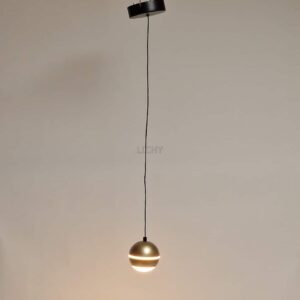 Modern hanglamp met gouden metallic afwerking en geïntegreerde LED-lichtelementen, ideaal voor eigentijdse interieurstyling en sfeervolle verlichting.