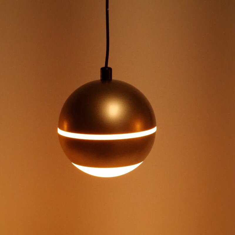 Moderne design hanglamp met gouden afwerking en geïntegreerde LED-verlichting, ideaal voor eigentijdse interieurverlichting en sfeervolle ruimtes.