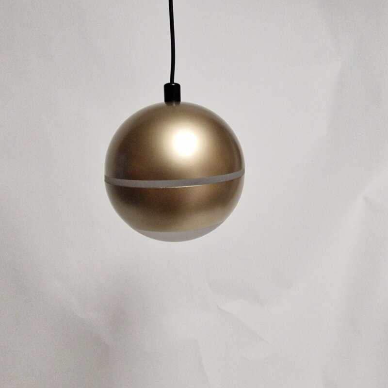 Moderne gouden hanglamp met ronde vorm en minimalistisch design, perfect voor stijlvolle interieurverlichting.