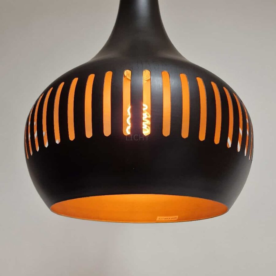 Hoogwaardige zwarte design hanglamp met verwarmende oranje binnenzijde en ventilerende uitsparingen, ideaal voor moderne interieurverlichting.