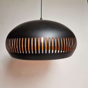 Modern zwarte hanglamp met houten accenten en ventilatiegaatjes, ideaal voor sfeervolle woon- en eetkamers. Perfect voor stijlvolle interieurverlichting met een Scandinavisch design.