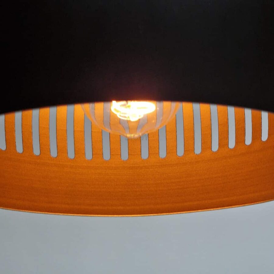 Houten hanglamp met metalen ringen en filament lamp, Scandinavisch design, sfeervolle verlichting.