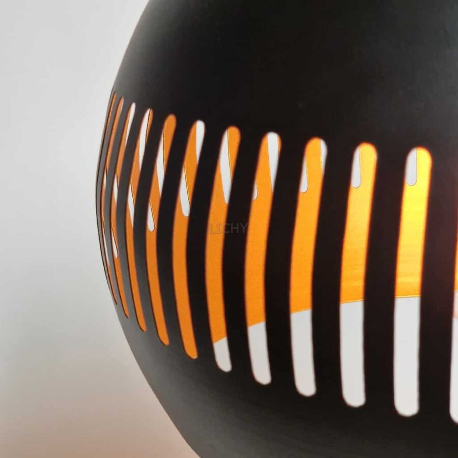 Elegant zwart houten hanglamp met warme gloed, ideaal voor moderne woonruimtes en eetkamers, voegt stijl en sfeer toe met een Scandinavisch ontwerp.