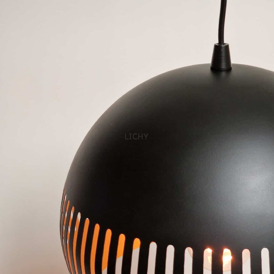 Elegant zwarte hanglamp van Lichy met gedetailleerde uitsparingen, ideaal voor moderne interieurdecoratie en sfeerverlichting.