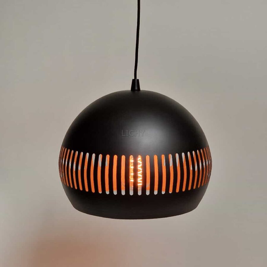 Modern zwarte Lichy hanglamp met geometrisch ontwerp en warme amberverlichting, perfect voor stijlvolle woon- of eetruimtes.