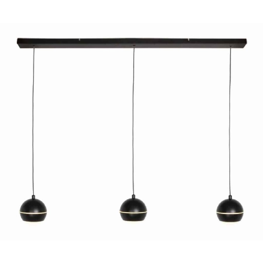 Eettafellamp met drie zwarte hanglampen en minimalistisch ontwerp, perfect voor moderne eetkamers en keukens.