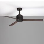 Moderne zwarte plafond ventilator met houten lamellen voor stijlvolle, efficiënte koeling in huis. Perfect voor een eigentijdse interieurstijl.