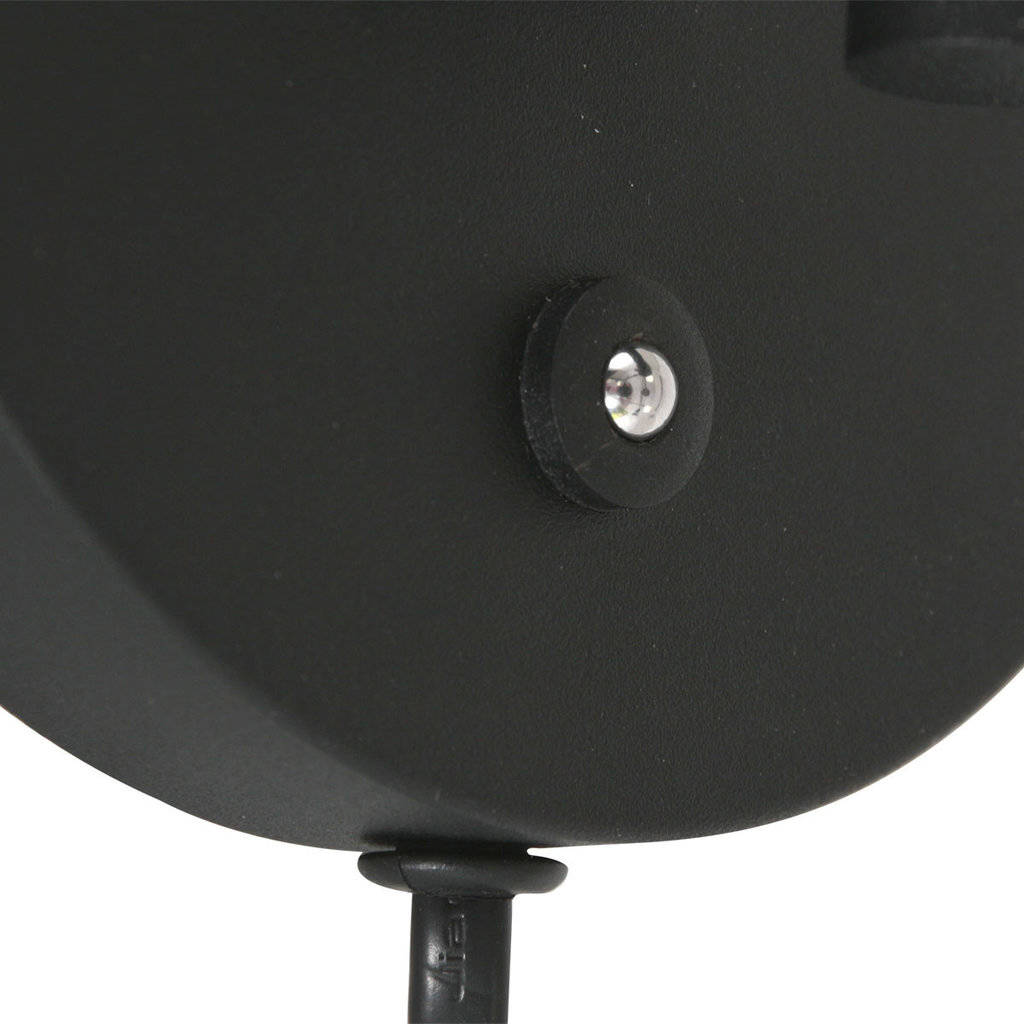 Unieke close-up afbeelding van een moderne zwarte Lichy Lampen met een ingebouwde koplamp voor stijlvolle en functionele woningverlichting.