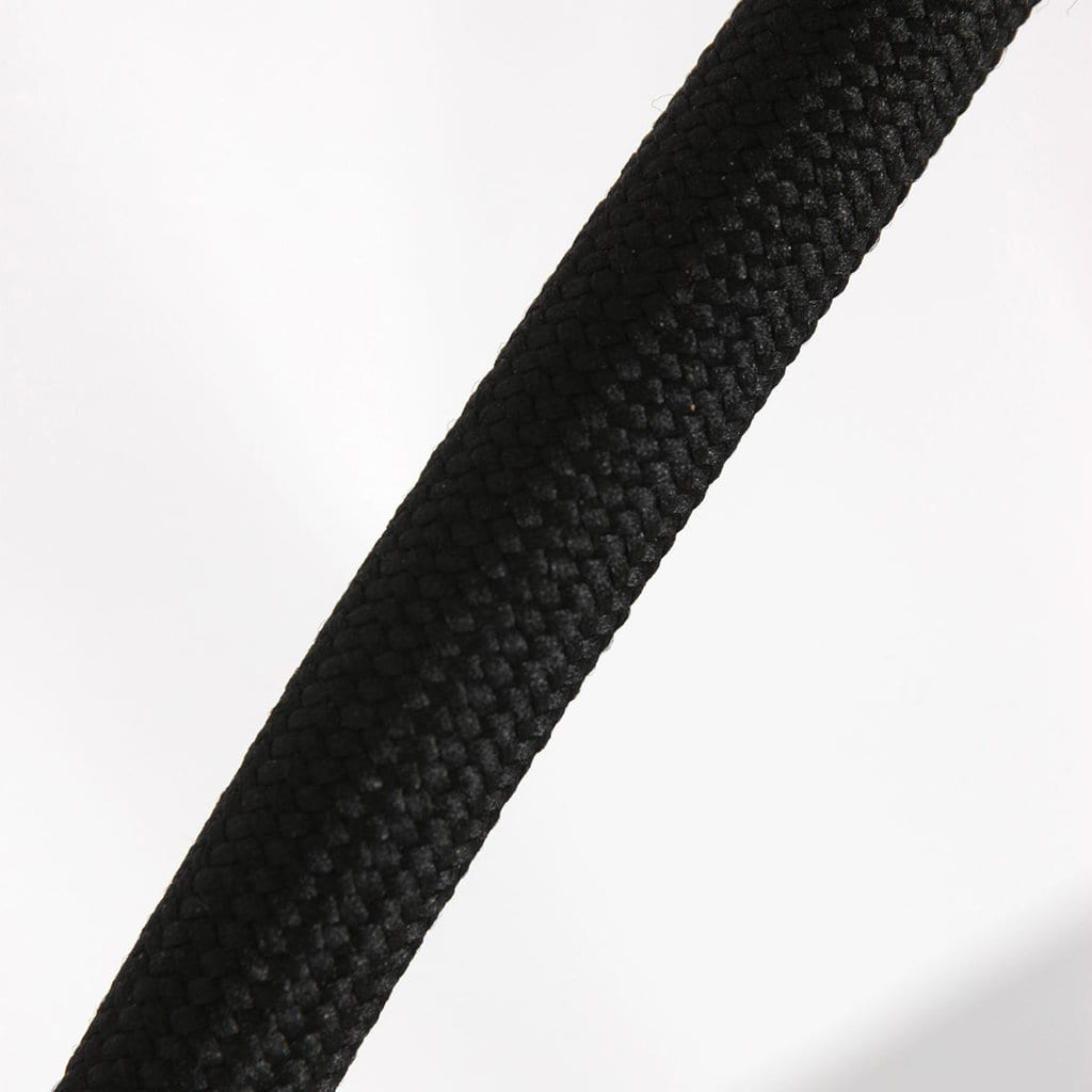 Zwarte stoffen lampenkap met gedetailleerde textuur, onderdeel van de collectie LICHY LAMPEN voor sfeervolle en stijlvolle verlichting.