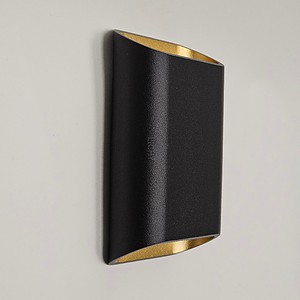 Zwarte wandlamp met goudkleurige binnenzijde, modern en strak design voor interieurverlichting.