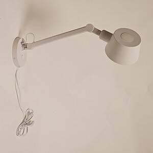 Moderne witte wandlamp van Lichy Lampen met verstelbare arm en energiezuinige LED-lichtbron. Perfecte verlichting voor leeshoeken en accenten in huis.}.