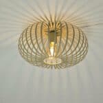 Elegante houten plafondlamp met open, sierlijke structuur en warm licht, perfect voor moderne en Scandinavische interieurstijlen.