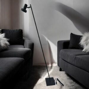 Elegante zwarte vloerlamp met verstelbare arm, geschikt voor moderne woonkamerinrichting voor optimale verlichting.