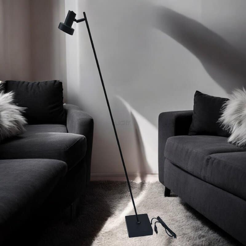Elegante zwarte vloerlamp met verstelbare arm, geschikt voor moderne woonkamerinrichting voor optimale verlichting.