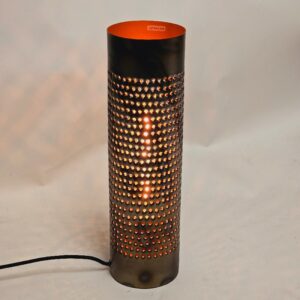 Elegantaalamp met geperforeerd zwart metalen ontwerp, sfeervol verlichtingselement voor modern interieur. Geschikt voor woon- en slaapkamers, creëert warme ambiance.