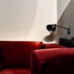 Elegante zwarte wandlamp van Lichy Lampen, ideaal voor moderne woonkamer decoratie en gericht leesverlichting.